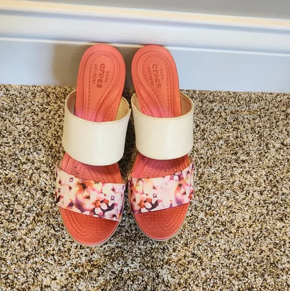Crocs Women's Cream and Pink Sandals - EUC - Picture 3 of 6